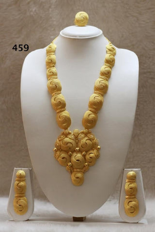 THREE PIECE 18K GOLD PLATED NECKLACE SET.