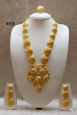 THREE PIECE 18K GOLD PLATED NECKLACE SET.